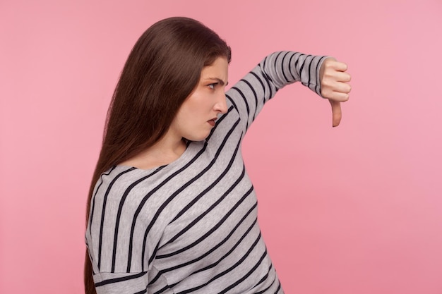 Portret emocjonalnej brunetki młodej kobiety na różowym tle