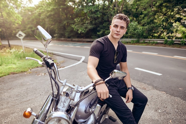 Zdjęcie portret faceta siedzącego na motocyklu