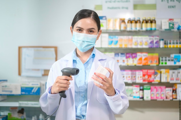 Portret Farmaceutki Noszącej Maskę W Nowoczesnej Aptece