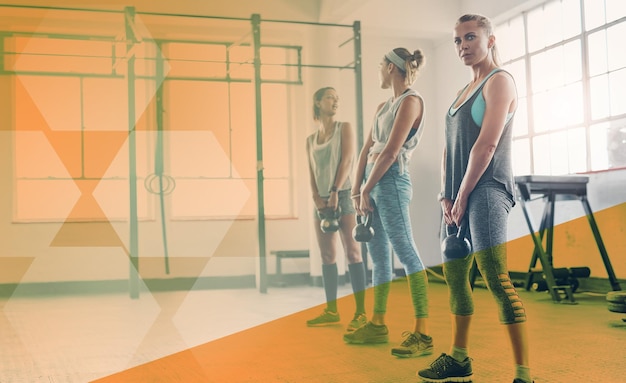 Portret fitness i kobieta z kettlebell na siłowni do ćwiczeń i treningu Sportowce grupują się razem, aby uzyskać silną masę mięśniową lub wyzwanie mocy w klubie odnowy biologicznej z makietą nakładki