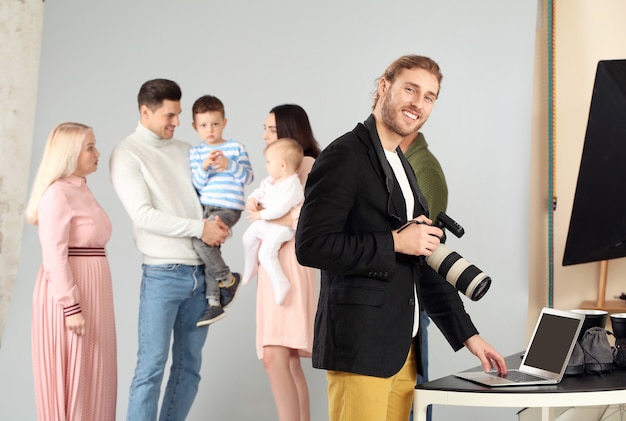 Portret fotograf pracujący z rodziną w studio