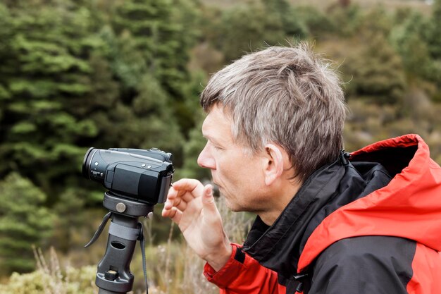 Zdjęcie portret fotografującego mężczyzny