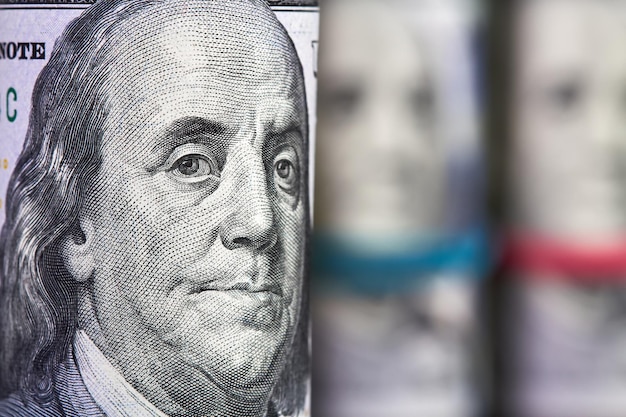 Portret Franklina Na Zwiniętym Stu Dolarowym Rachunku Na Tle Zwiniętych Banknotów Dolarowych