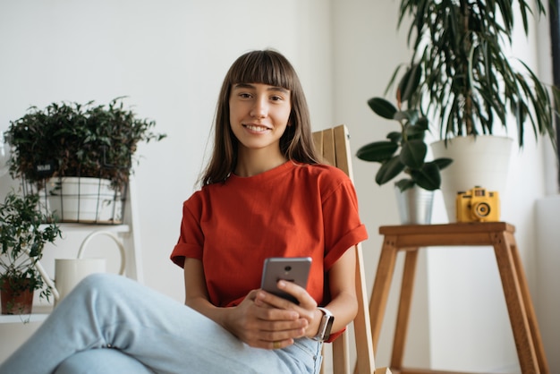 Portret Freelancer Udanego Gospodarstwa Telefon Komórkowy, Pracując Z Domu