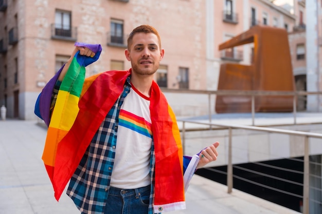 Portret geja z tęczową flagą lgbt na imprezie dumy miasta i homoseksualisty