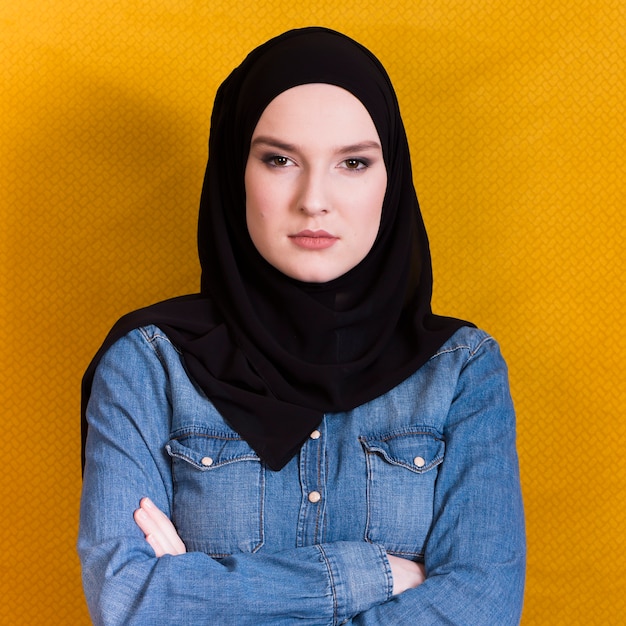 Zdjęcie portret gniewna muzułmańska kobieta z ręką krzyżującą