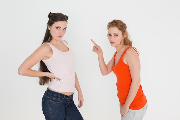 Portret gniewni młodzi żeńscy przyjaciele ma argument
