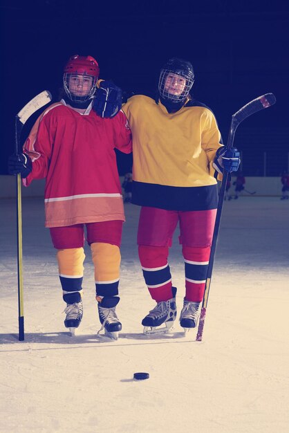 portret graczy młodych nastolatków hokej na lodzie