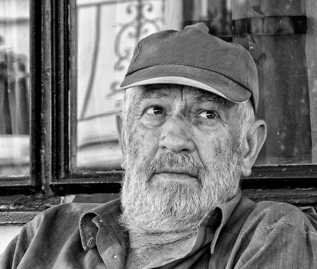 Portret greckiego starszego mężczyzny z bogatym wyrazem twarzy w czerni i bieli w Grecji
