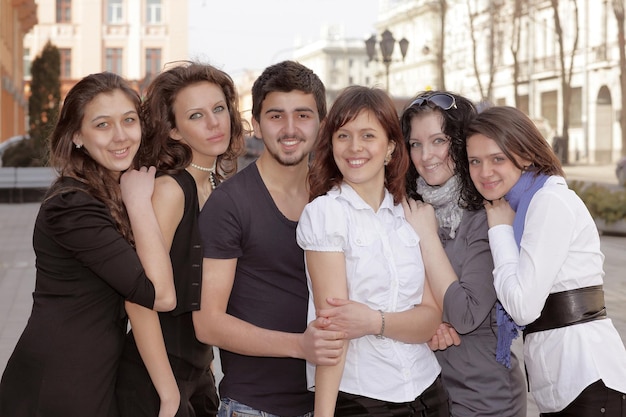 Portret grupy studentów stojących na ulicy