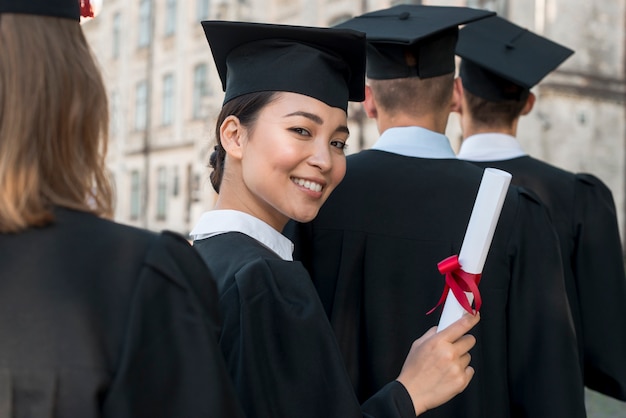 Zdjęcie portret grupy studentów świętujących ukończenie szkoły