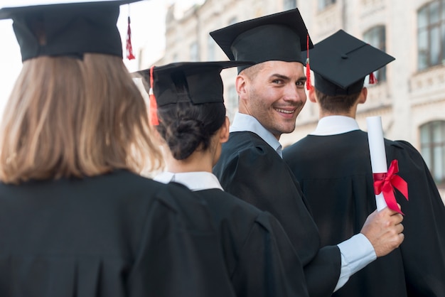 Zdjęcie portret grupy studentów świętujących ukończenie szkoły