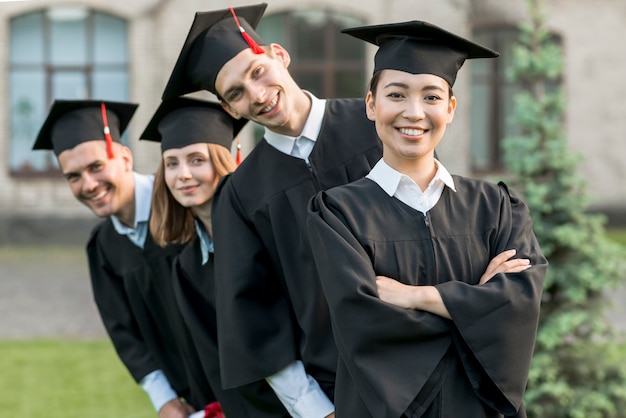 Portret grupy studentów świętujących ukończenie szkoły