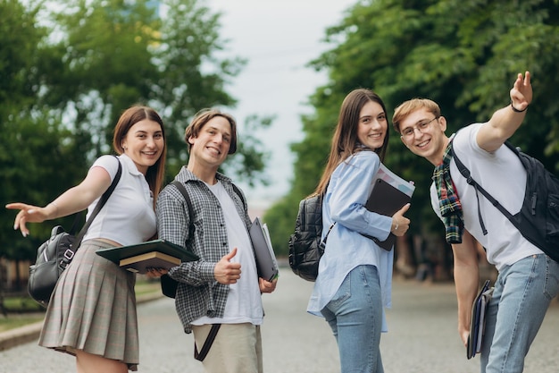 Portret grupy szczęśliwych studentów na ulicy Koncepcja edukacji uniwersyteckiej