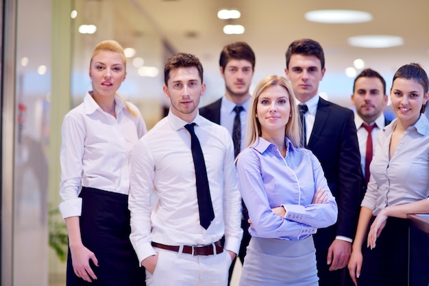 portret grupy zespołu ludzi biznesu w nowoczesnym, jasnym biurze