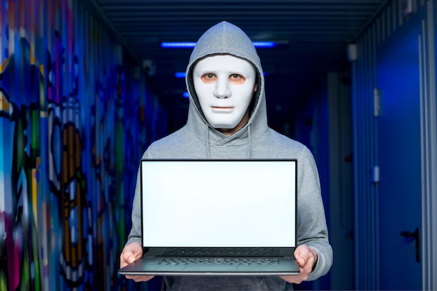 Zdjęcie portret hacker z maską