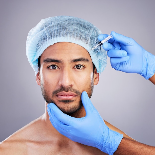 Portret i transformacja dłoni z mężczyzną w studio na szarym tle do wstrzyknięcia Piękno twarzy i chirurgia plastyczna z klientem płci męskiej w klinice wypełniacza przeciwstarzeniowego lub kosmetyków