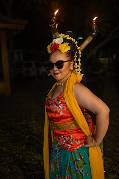 portret indonezyjskiej tancerki z jasminem wiszącym w włosach ozdabia jej piękny wygląd