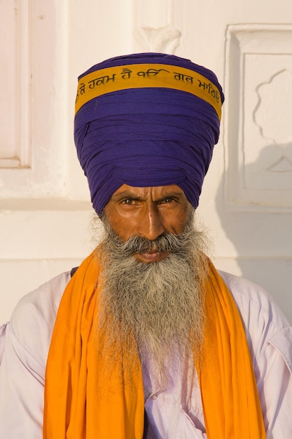 Portret indyjskiego sikhijskiego mężczyzny w turbanie z krzaczastą brodą