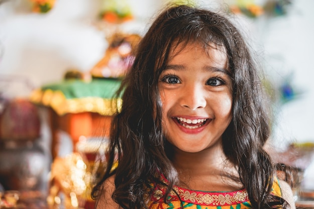 Portret indyjskiej dziewczyny na sobie sukienkę sari - południowo-azjatyckie dziecko zabawy z uśmiechem - dzieciństwo, różne kultury i koncepcja stylu życia