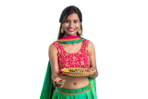 Portret indyjskiej tradycyjnej dziewczyny trzymającej Diya