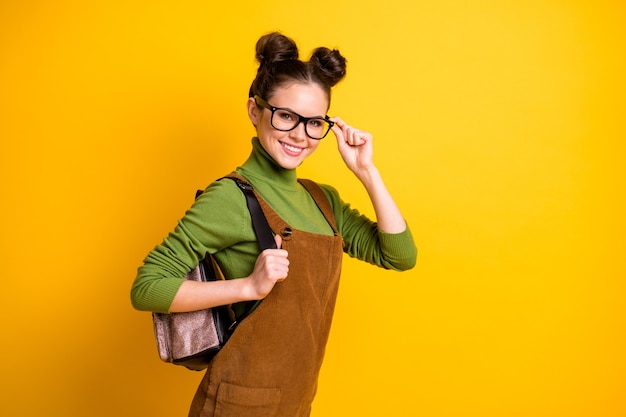 Portret intelektualnej dziewczyny nerd uczęszczającej na nowe kursy semestralne od 1 września