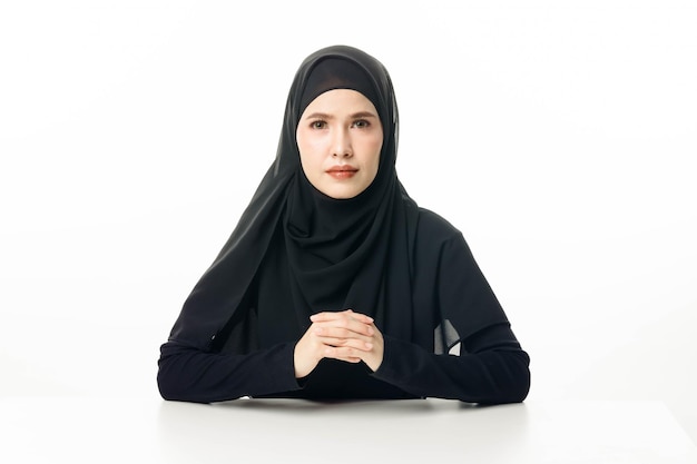 Portret islamskiej modelki uśmiecha się i pozuje na białym tle Ładna muzułmańska dziewczyna