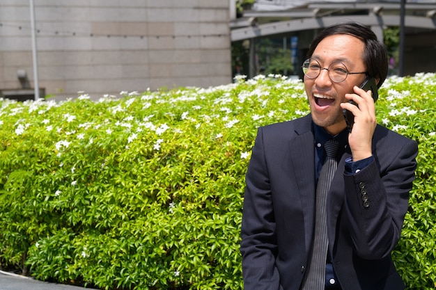 Portret Japońskiego Biznesmena Coraz świeżego Powietrza Z Naturą W Mieście
