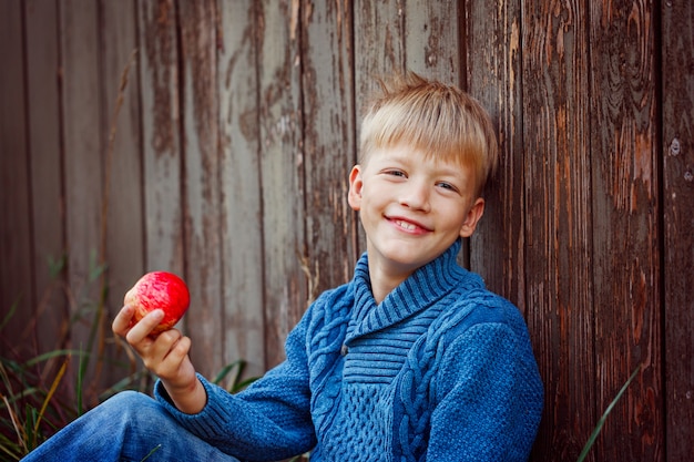 Portret Je Jabłka Na Zewnątrz W Ogródzie Szczęśliwa Chłopiec