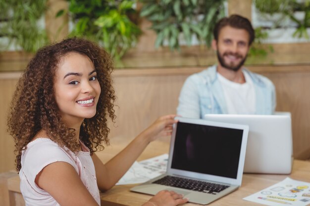 Portret kadry kierowniczej siedzi przy biurku i za pomocą laptopa