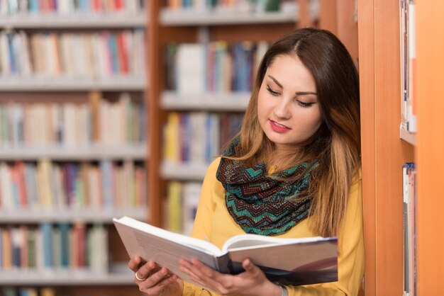 Portret kaukaskiej studentki w bibliotece Płytka głębia ostrości