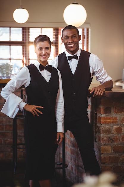 Portret kelner i kelnerka stojących razem