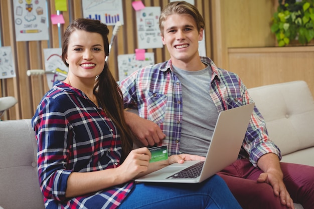 Portret Kierownictwa Robi Zakupy Online Na Laptopie