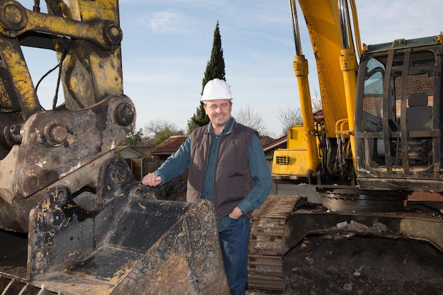 Portret Kierownika Budowy Z Białym Hełmem W Budowie