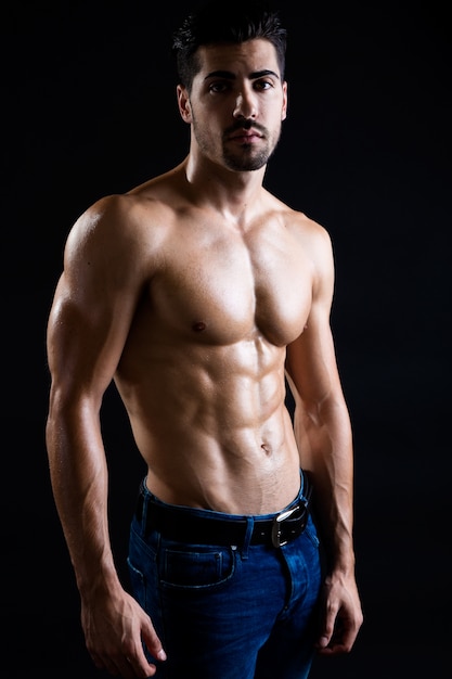 Portret klatki piersiowej mięśni stwarzających sportowca