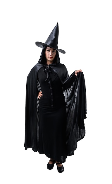 Zdjęcie portret kobieta w czerni strasznej czarownicy halloween kostiumowa pozycja z kapeluszem odizolowywającym