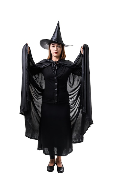 Portret kobieta w czerni Strasznej czarownicy Halloween kostiumowa pozycja z kapeluszem odizolowywał biel