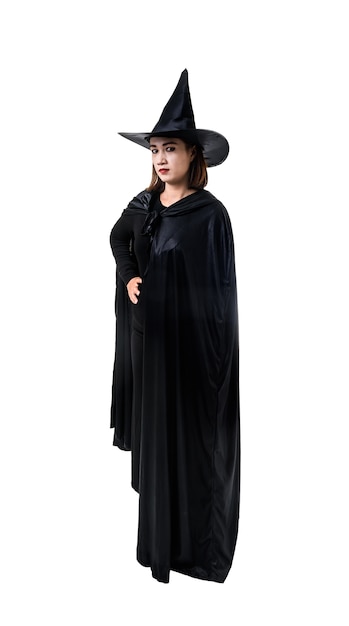 Zdjęcie portret kobieta w czerni strasznej czarownicy halloween kostiumowa pozycja z kapeluszem odizolowywał biel