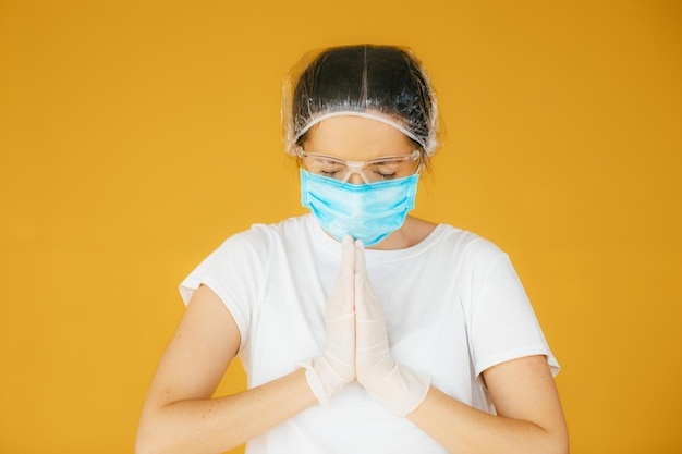 Portret kobiety asystentki laboratorium pielęgniarki w okularach ochronnych z lekarstwem na twarz maska medyczna