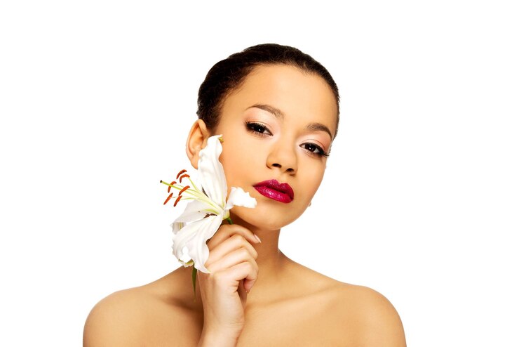 Zdjęcie portret kobiety bez koszuli z szminką z kwiatem na białym tle
