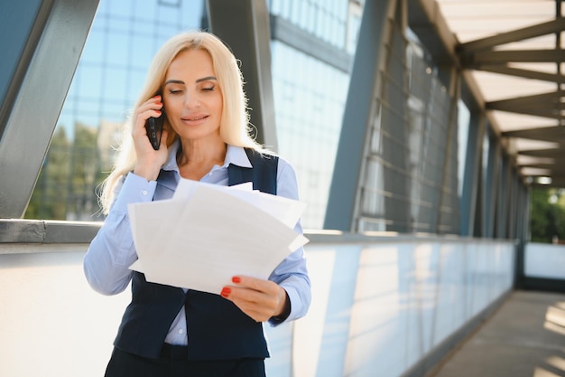 Portret Kobiety Biznesu Korzystającej Z Telefonu Komórkowego