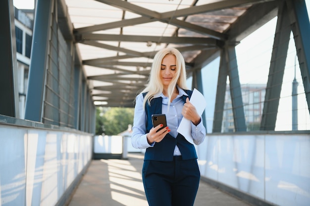 Portret kobiety biznesu korzystającej z telefonu komórkowego