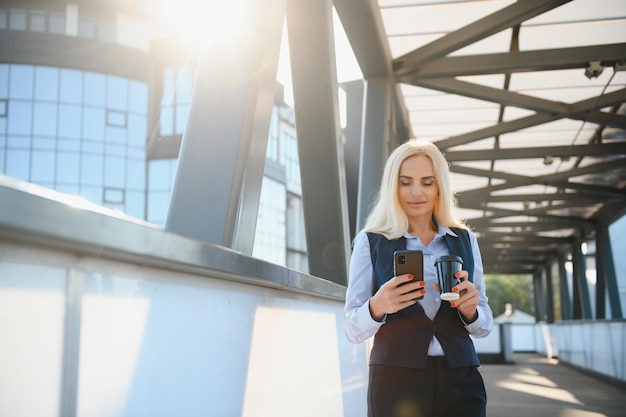 Portret kobiety biznesu korzystającej z telefonu komórkowego