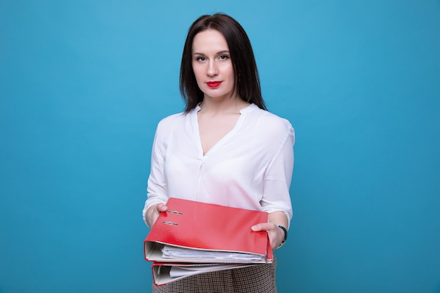 Portret kobiety biznesu z czerwonymi folderami na niebieskim tle