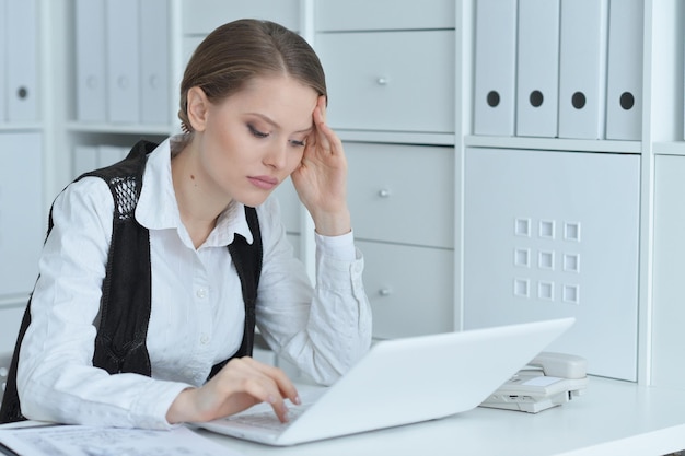 Portret kobiety biznesu z laptopem w biurze