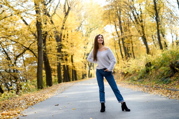 Portret kobiety brunetka w casual w parku jesienią