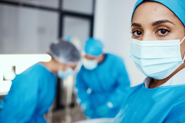 Portret kobiety chirurga i sali operacyjnej szpital i opieka zdrowotna w nagłych wypadkach lub klinika medyczna Młoda lekarka pielęgniarka lub pracownik w masce na twarz i pracująca na sali operacyjnej