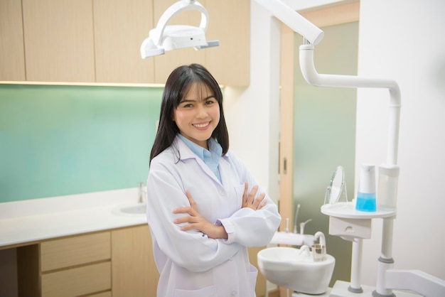 Portret kobiety dentysta pracujący w klinice dentystycznej sprawdzanie zębów i koncepcja zdrowych zębów