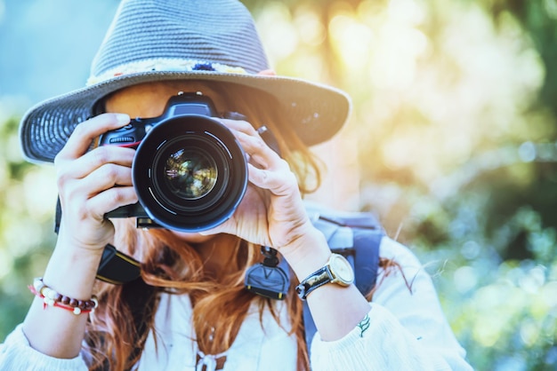 Zdjęcie portret kobiety fotografującej kamerą