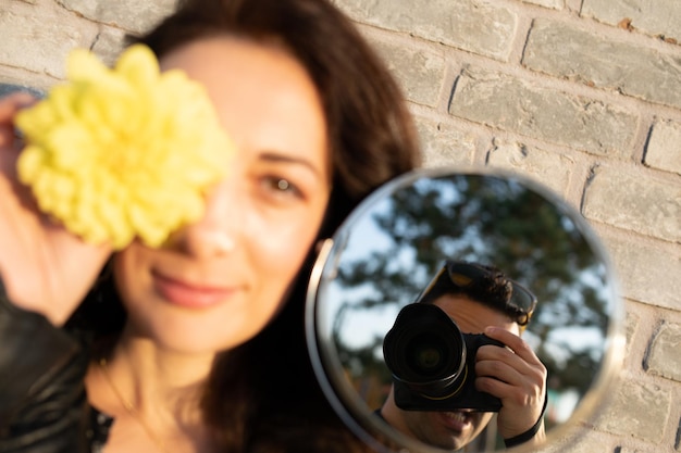 Zdjęcie portret kobiety fotografującej